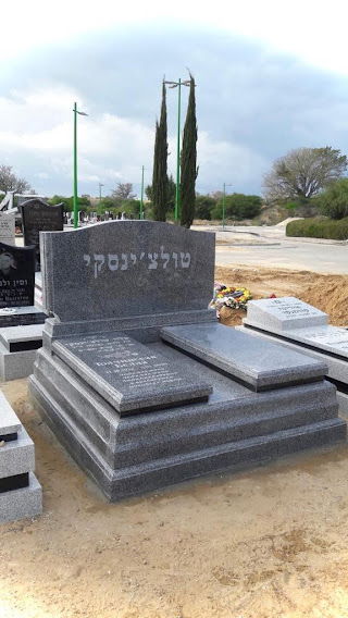 מצבות כפולות מגרניט אפור בבנייה מאסיבית