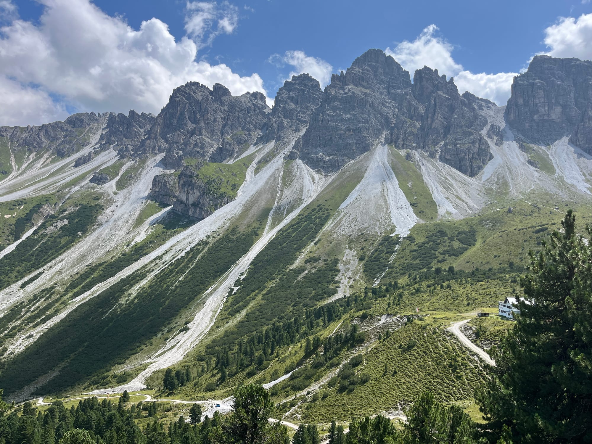 Fließender Stein, Gleichzeitigkeit