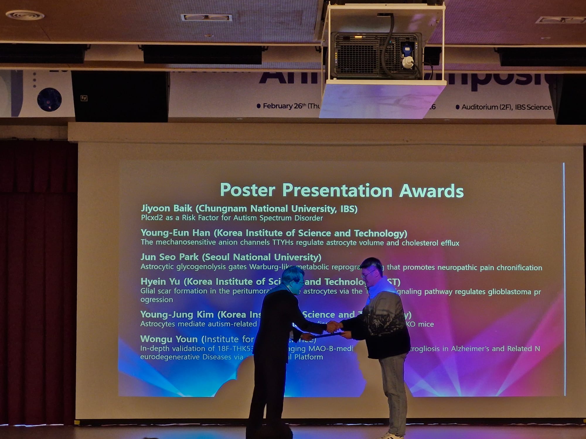 Dr. Young-Jung Kim received a poster award from the Glia Section of KSBNS 2026