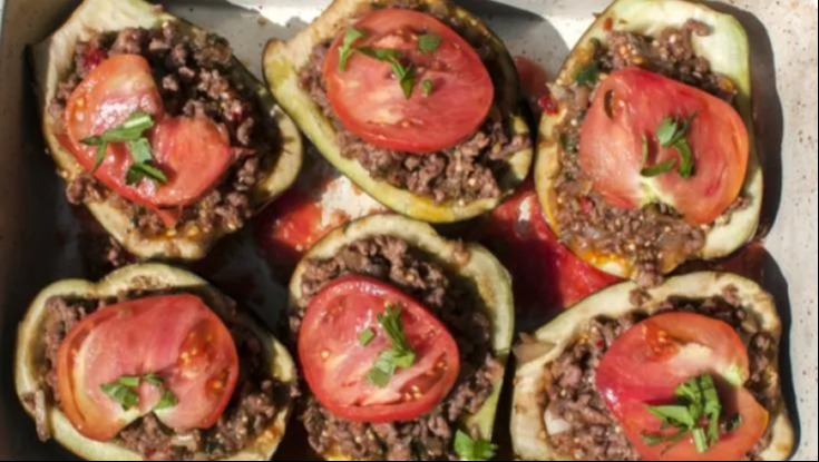 חצילים ממולאים בשר על מצע אורז