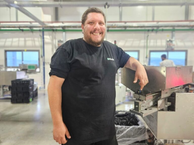 אילן גרינברג, מנהל מחלקת הרכבה במפעל ריווליס. "עובדים פה אנשים מכל הגליל, אז אין אצלנו הבדל בין ערבי ליהודי" (צילום: מאיה רונן) אילן גרינברג, מנהל מחלקת הרכבה במפעל ריווליס. "עובדים פה אנשים מכל הגליל, אז אין אצלנו הבדל בין ערבי ליהודי" (צילום: מאיה רונן)