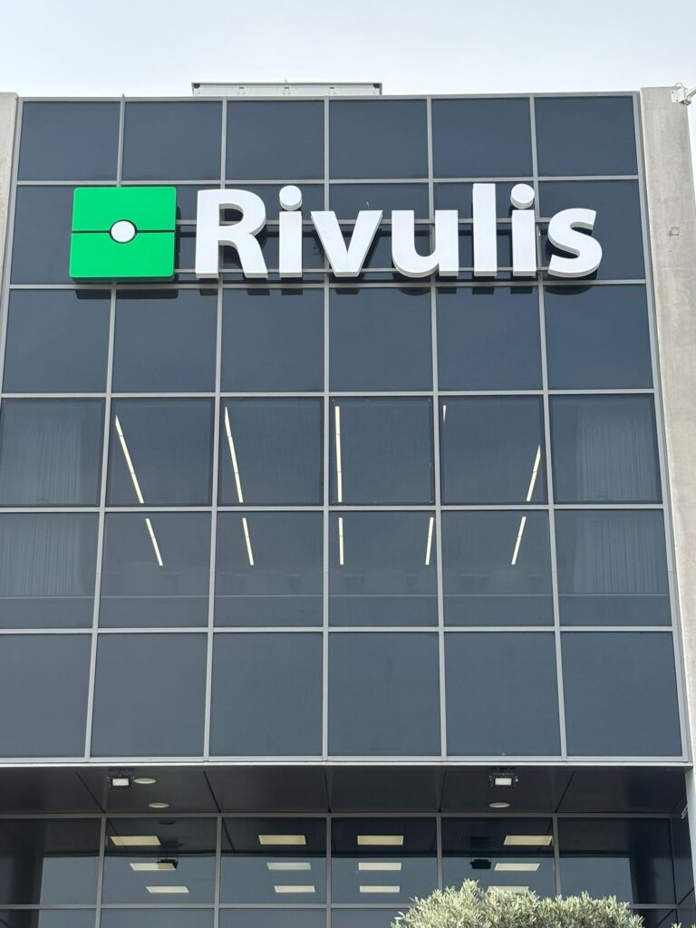 חזית המפעל. אחת משתי החברות המובילות בעולם בתחום ההשקיה המדויקת (צילום: ריווליס) חזית המפעל. אחת משתי החברות המובילות בעולם בתחום ההשקיה המדויקת (צילום: ריווליס)