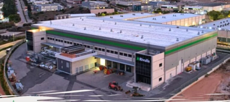 מפעל ריווליס בנוף הגליל. גרינברג: "אני כאן הרבה בזכות האנשים, שהם הקטר שמניע אותי" (צילום: ריווליס) מפעל ריווליס בנוף הגליל. גרינברג: "אני כאן הרבה בזכות האנשים, שהם הקטר שמניע אותי" (צילום: ריווליס)