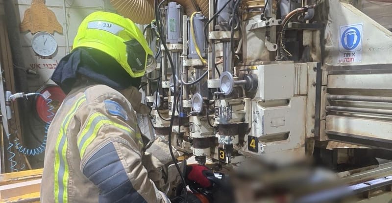 NETO חדשות  :לוחמי האש חילצו לכוד ללא רוח חיים כתוצאה מתאונת עבודה בקיבוץ לביא