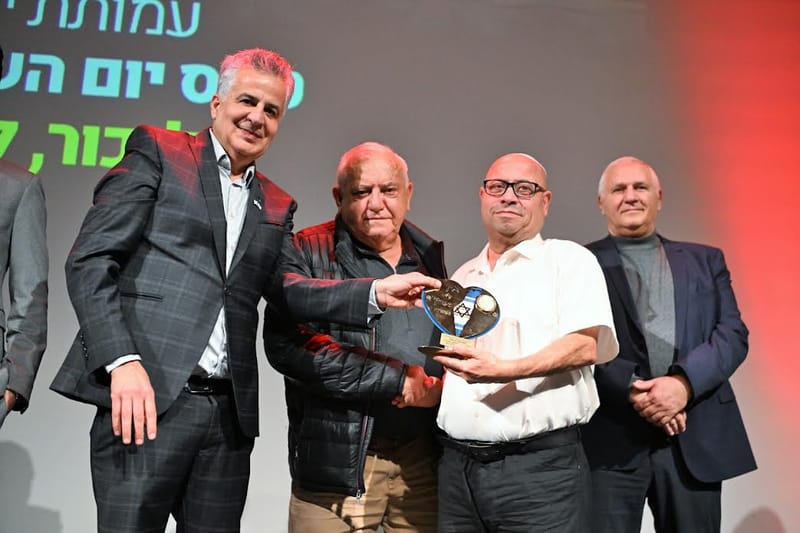 NETO חדשות  :בטקס יום השואה הבינלאומי :הסופר המחנך, הפובליציסט עמנואל בן סבו מקבל את מגן הצדק החברתי.