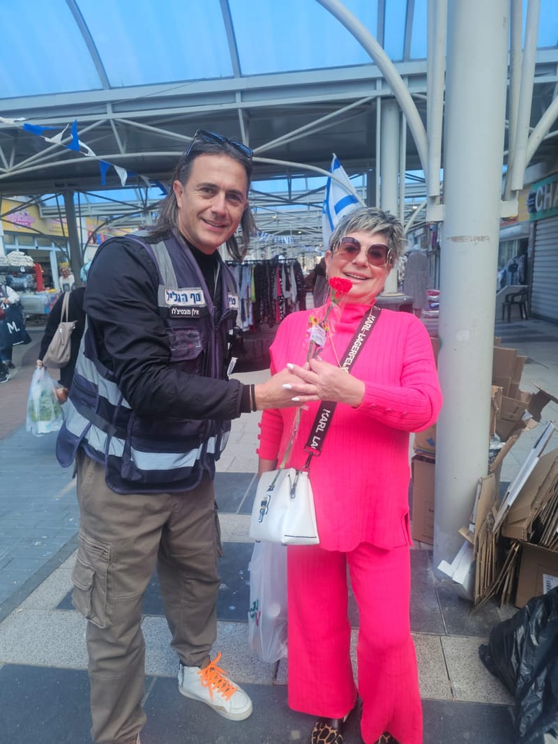 ערי הצפון : עיריית נוף הגליל חילקה פרחים לכבוד יום האישה הבינלאומי