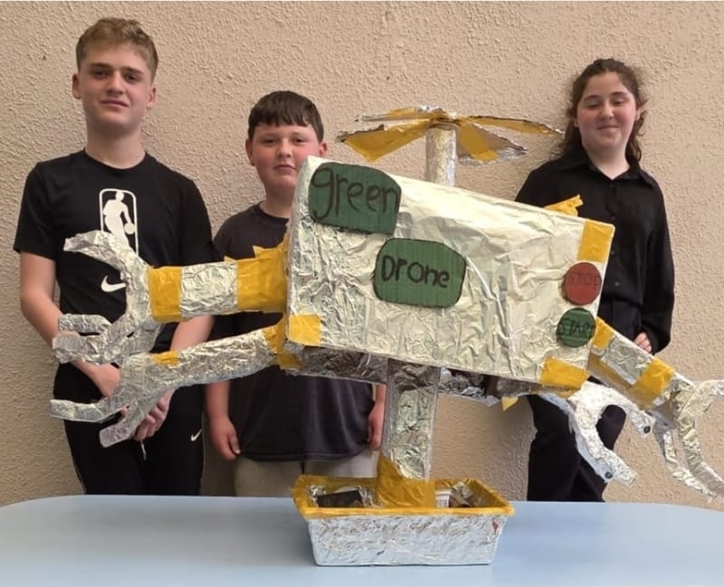 ערי הצפון : תלמידי כיתה ו' בנוף הגליל פיתחו רחפן שינקה את העיר בלי לסכן עובדי ניקיון באזעקות