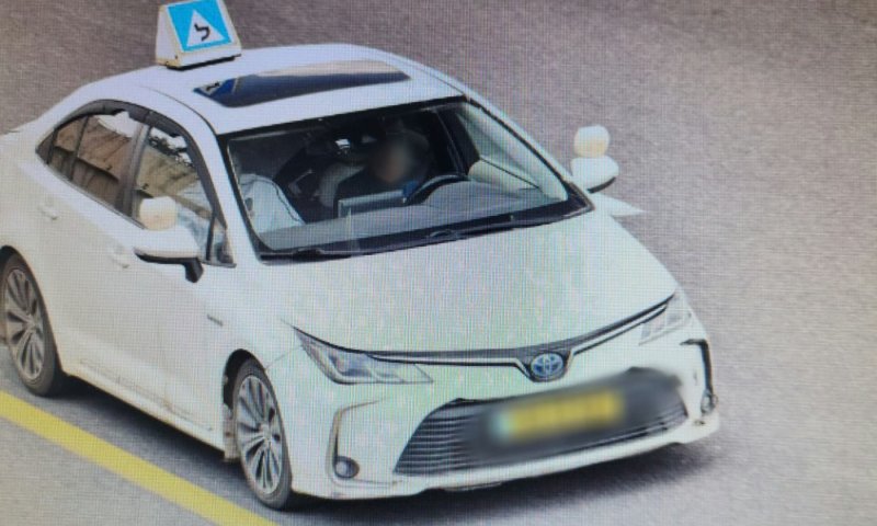 פלילים NETO :דוגמה אישית? השוטרים נדהמו: גם מורה הנהיגה וגם התלמיד השתמשו בנייד באמצע הנסיעה