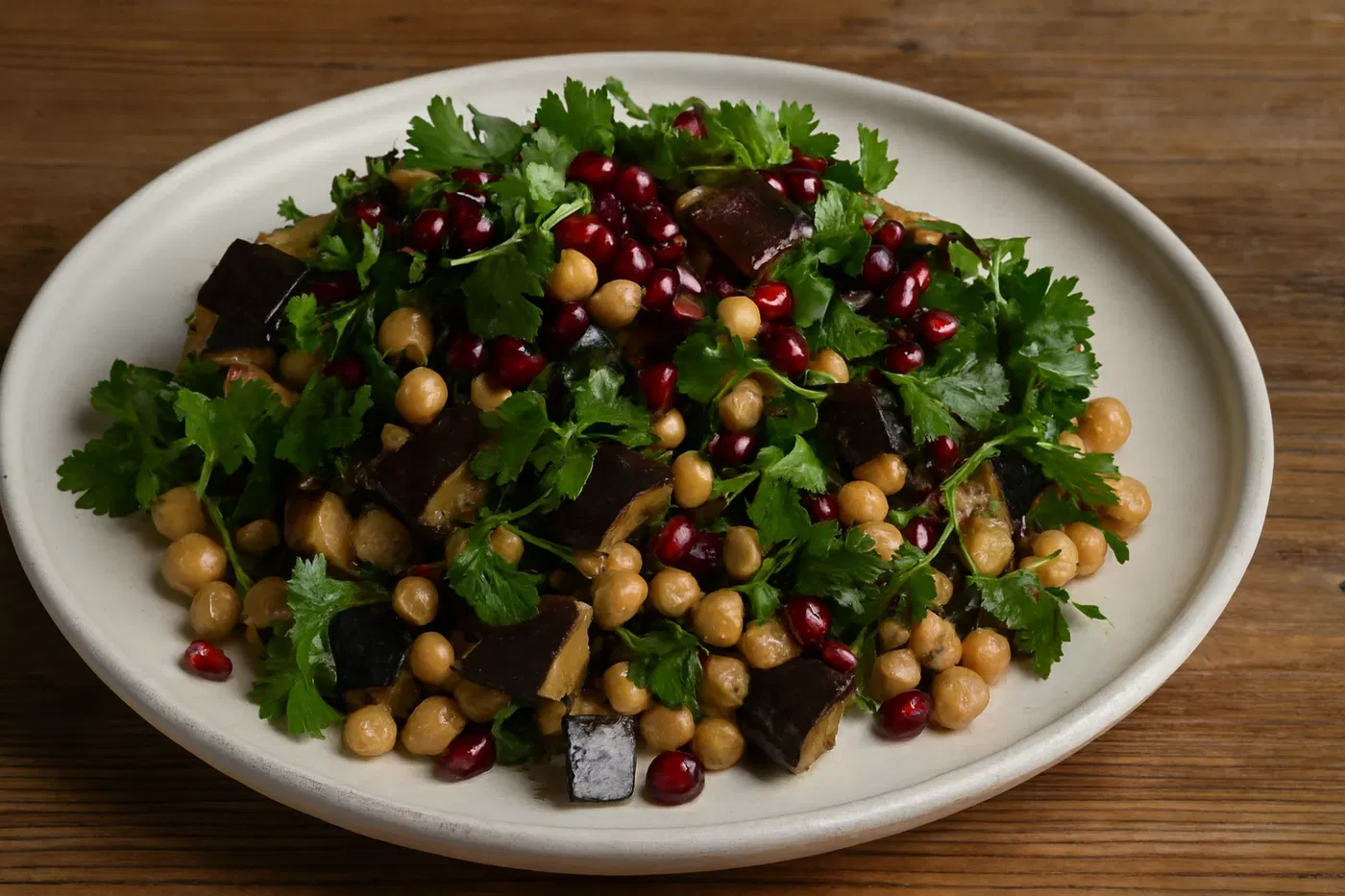 סלט חצילים ים-תיכוני עם רימונים וגרגירי חומוס