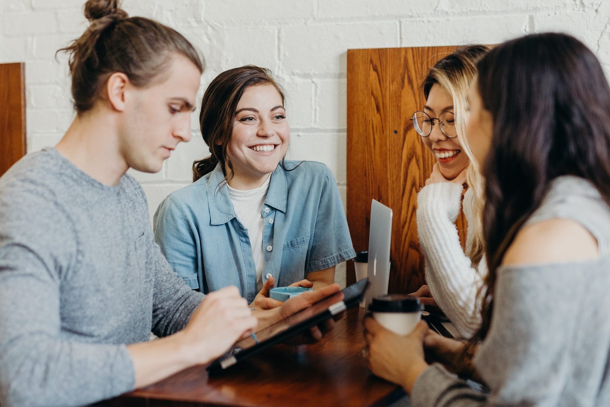 personnes en relation appréciant leurs échanges