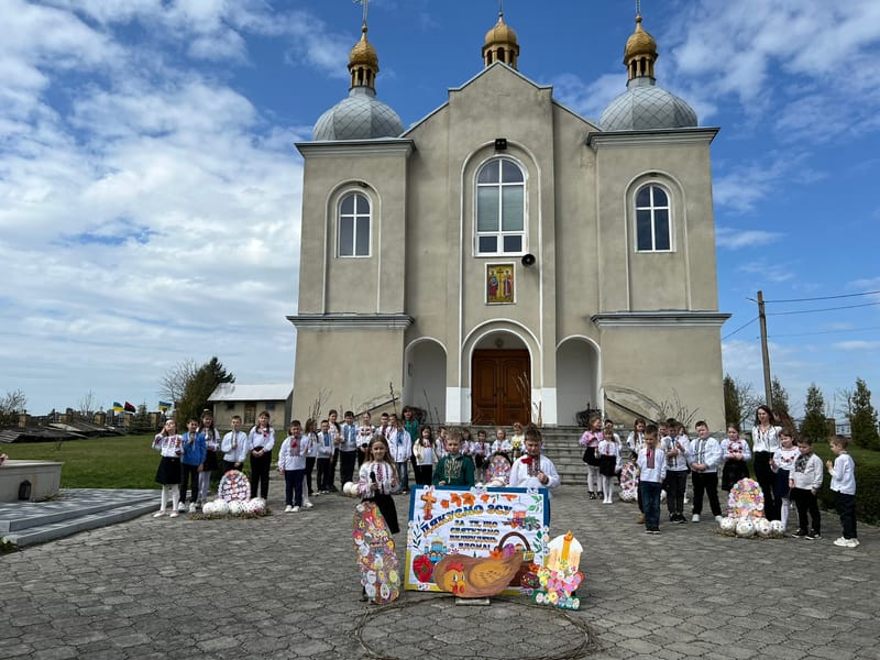 Великодні гаївки біля церкви учнів початкових класів разом із своїми вчителями та разом на подвір'ї школи