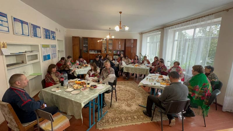 Педагогічна рада в поєднанні з українськими традиціями.