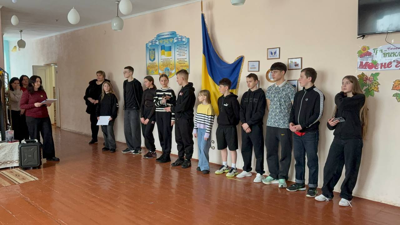 На зображенні може бути: одна або кілька осіб, кларнет та текст