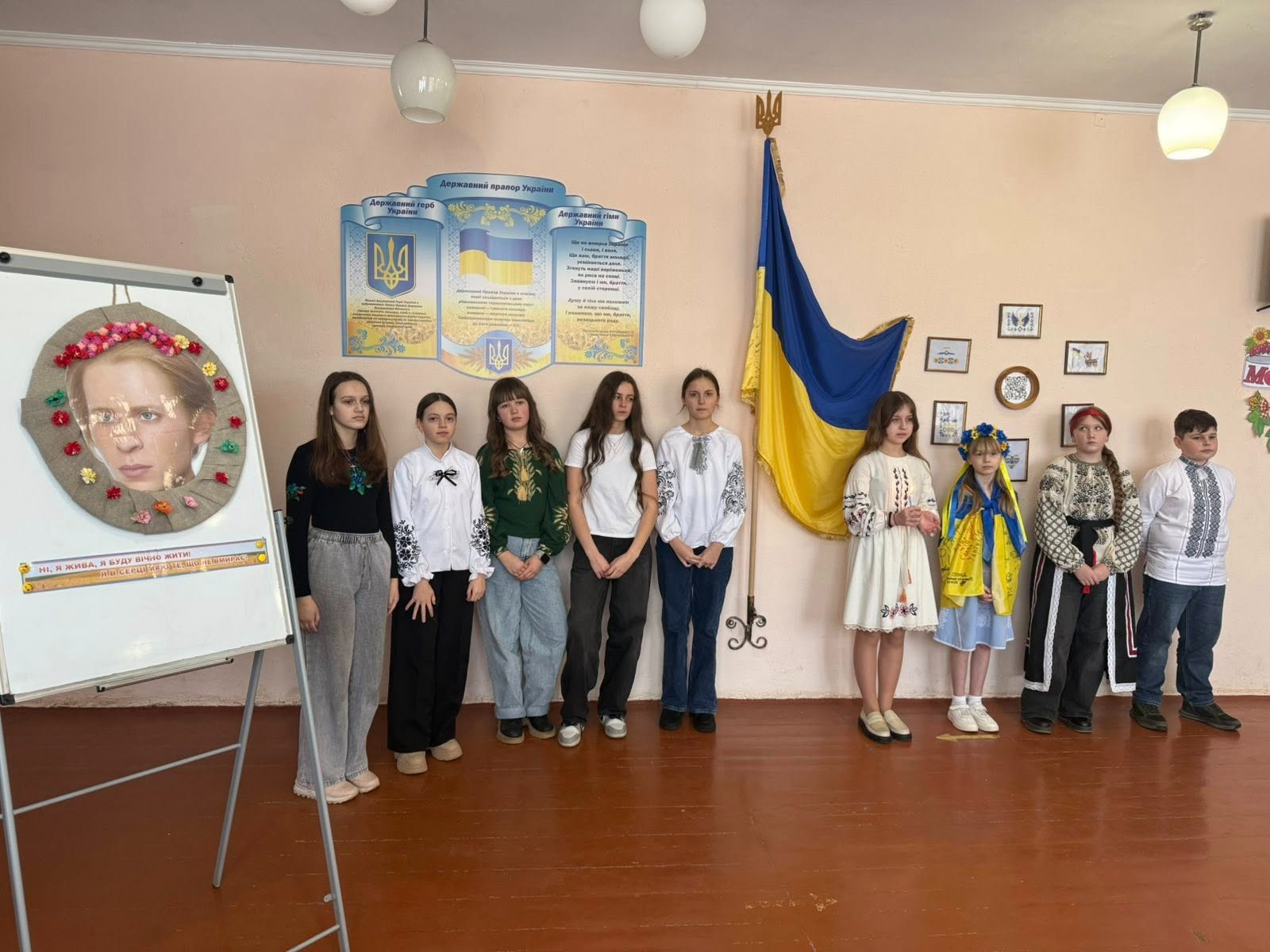 На зображенні може бути: одна або кілька осіб та текст