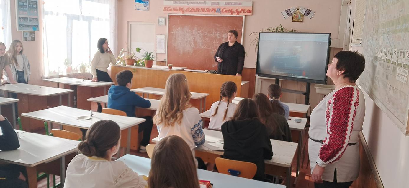 На зображенні може бути: одна або кілька осіб, люди навчаються та текст
