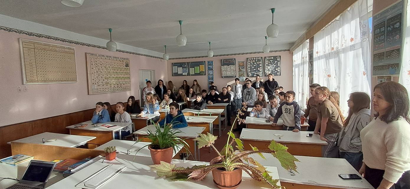 На зображенні може бути: навчання та стіл