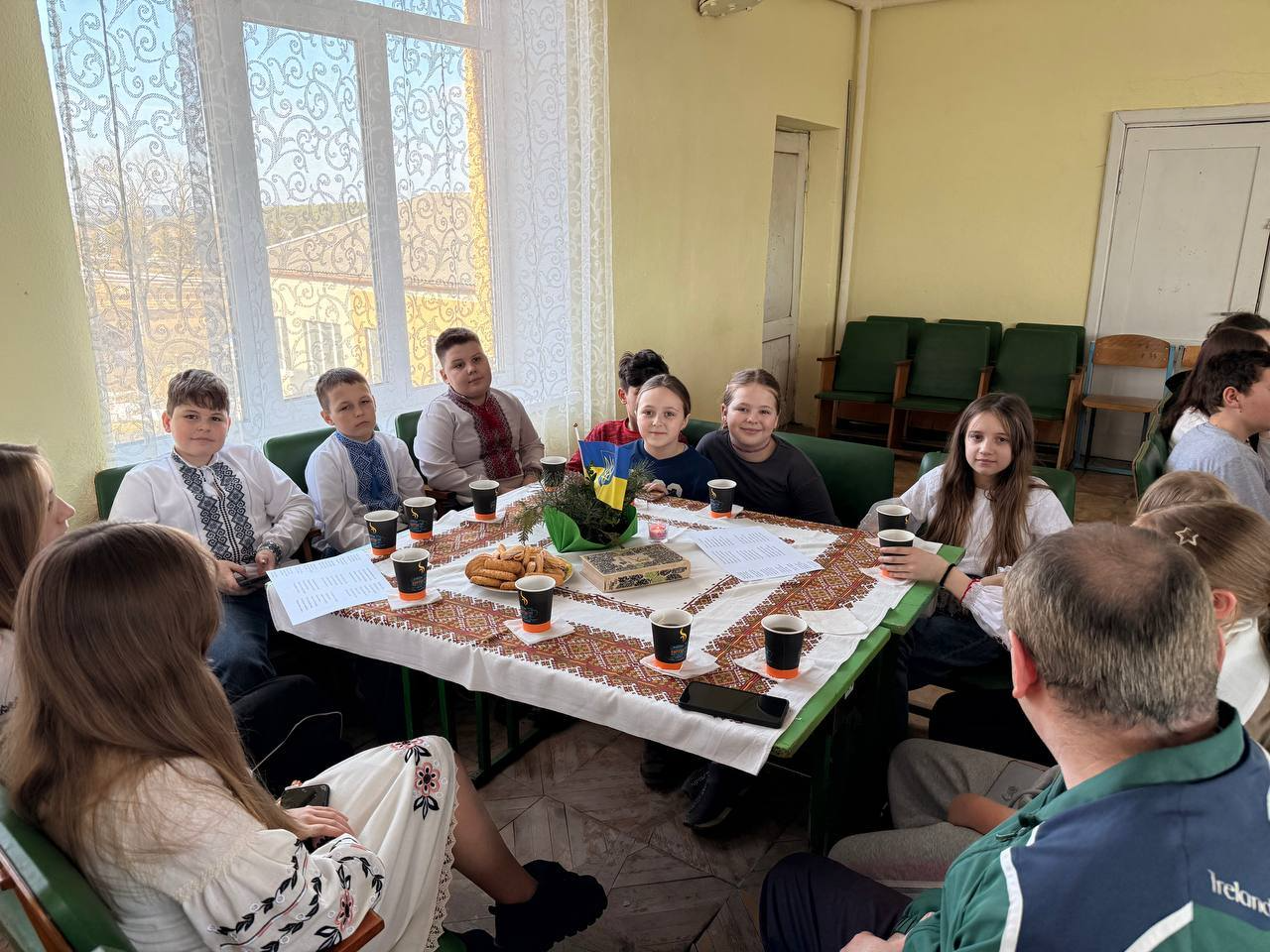 На зображенні може бути: одна або кілька осіб, люди навчаються, стіл та текст