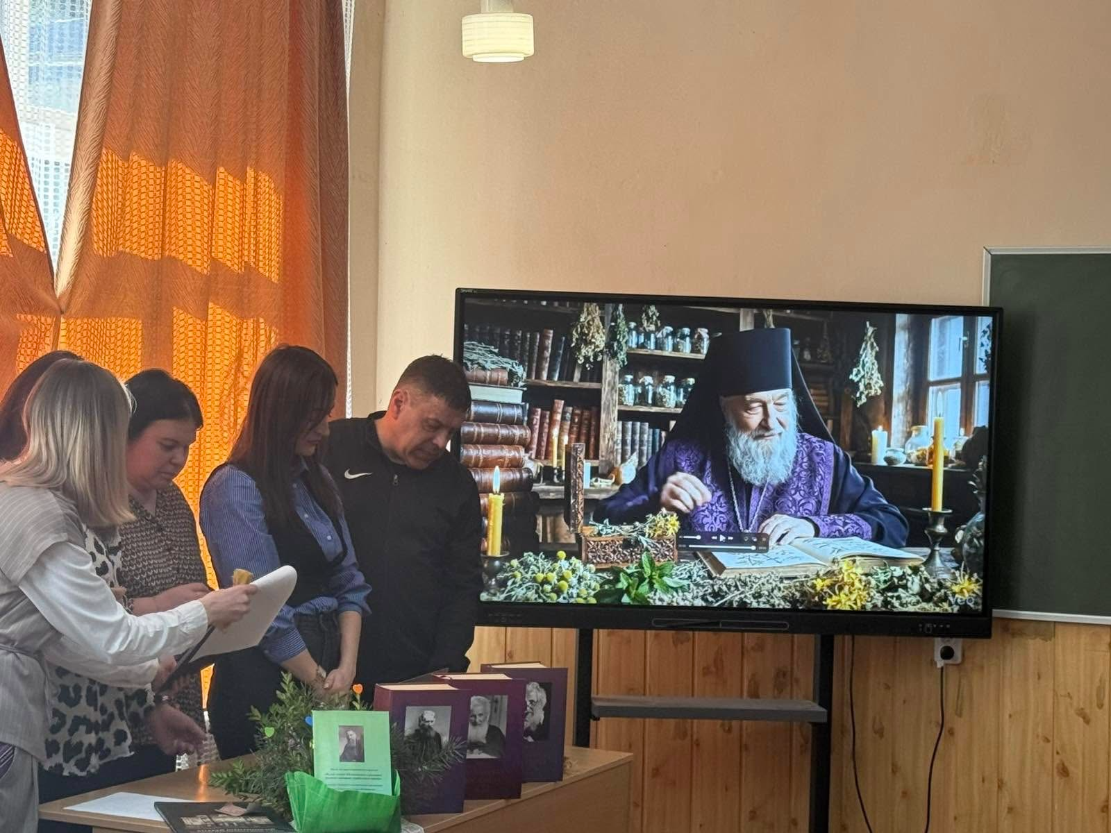 На зображенні може бути: одна або кілька осіб, телевізор та текст