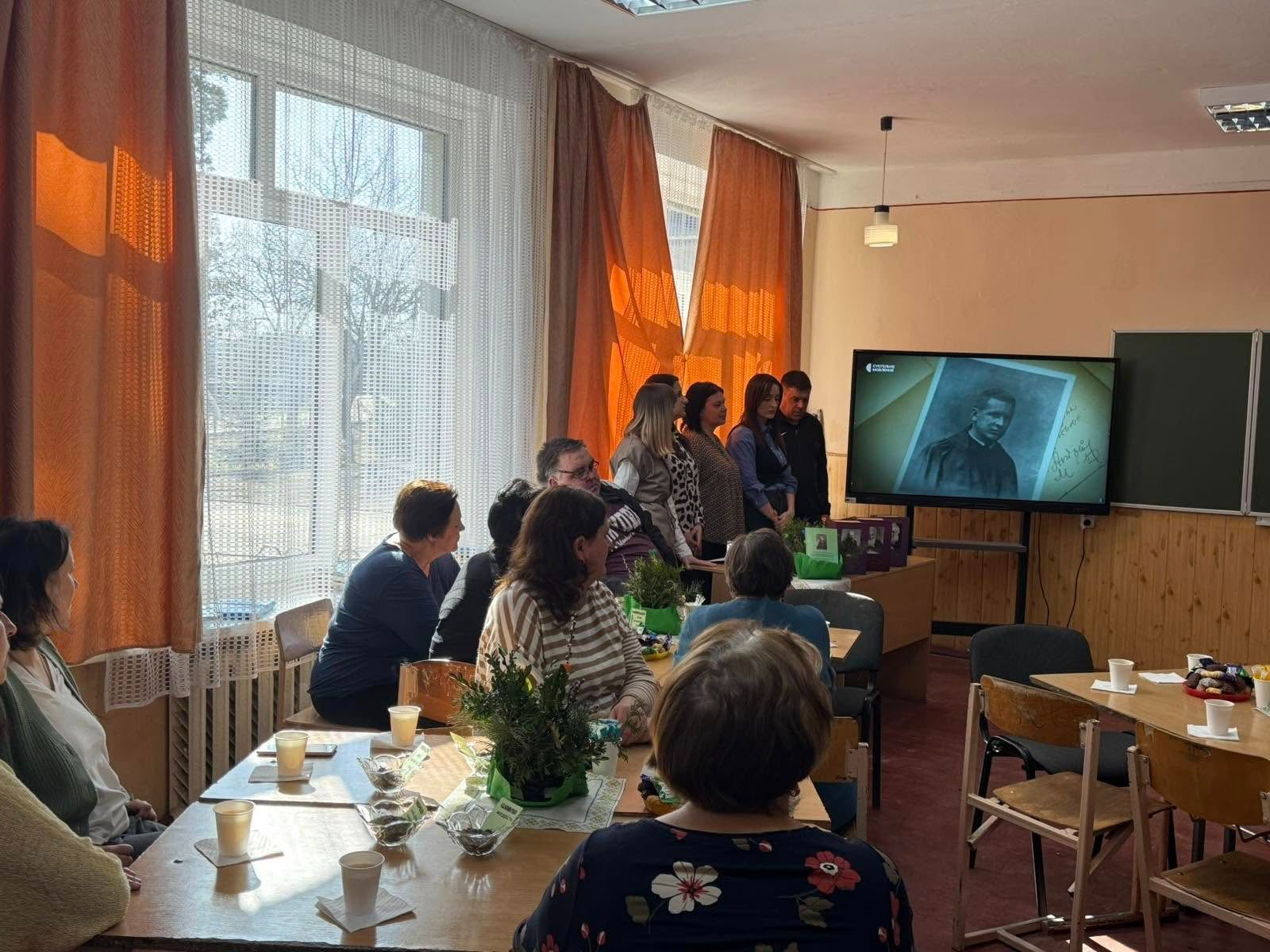 На зображенні може бути: одна або кілька осіб