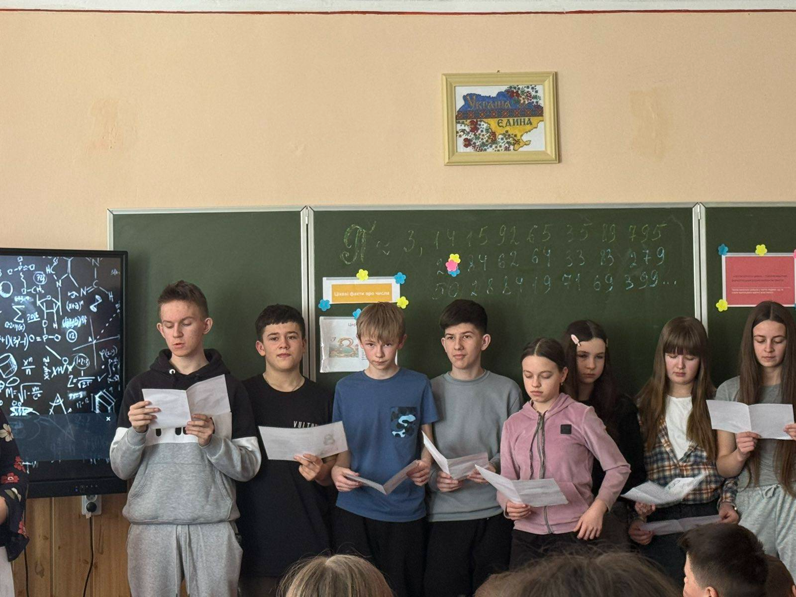 На зображенні може бути: одна або кілька осіб, люди навчаються та текст