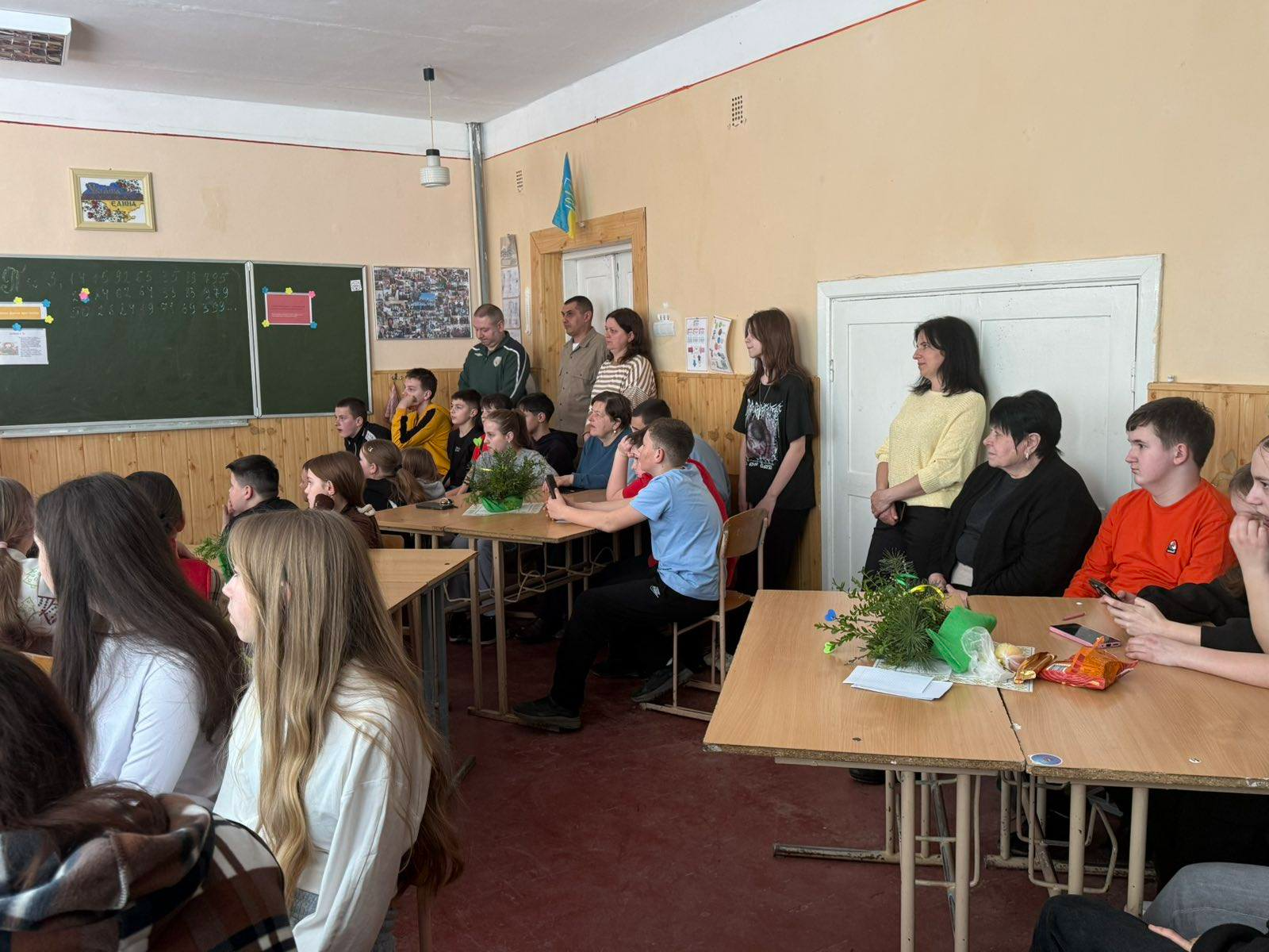 На зображенні може бути: навчання та стіл