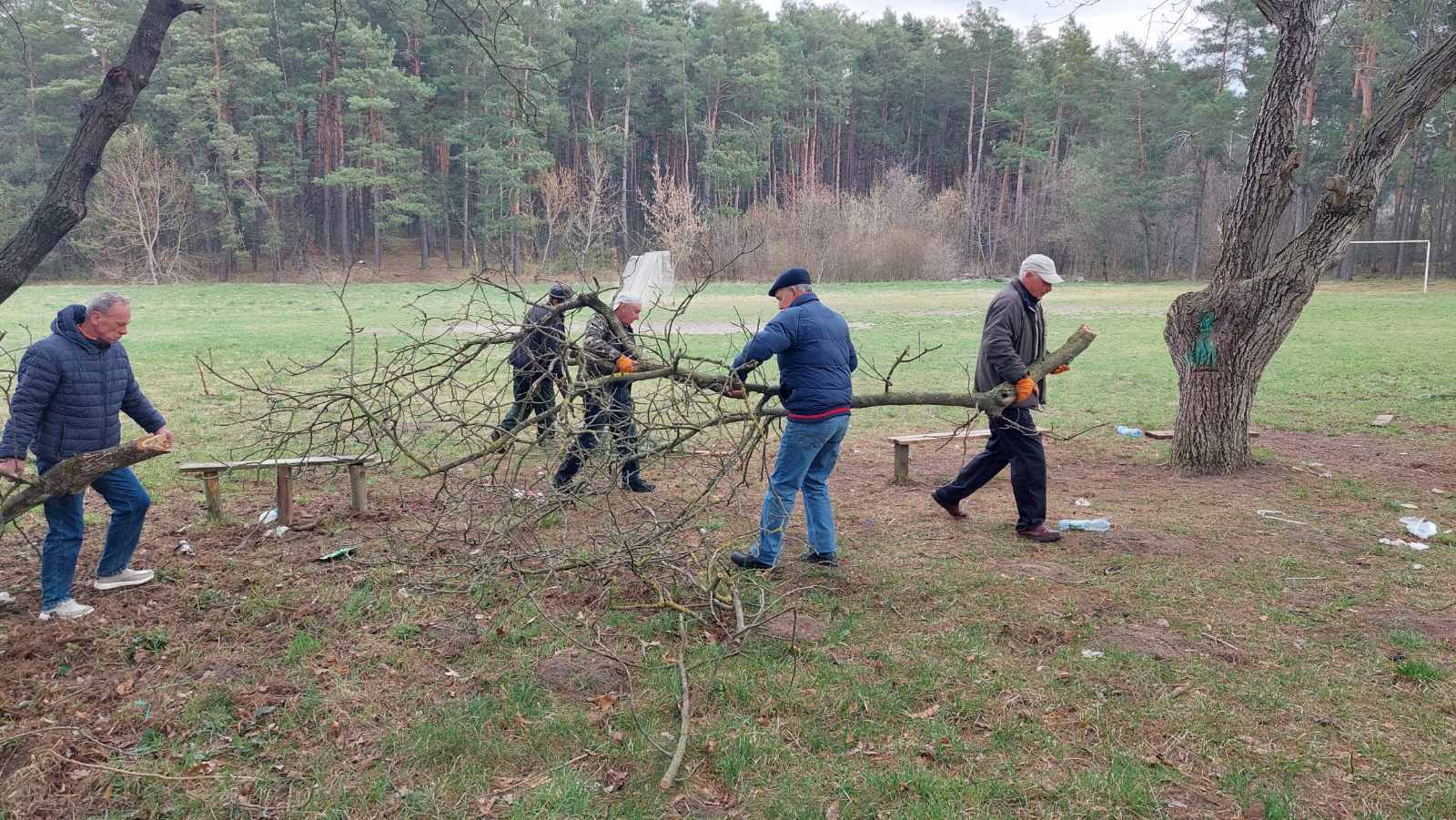 На зображенні може бути: стендова стрільба, трава та дерево