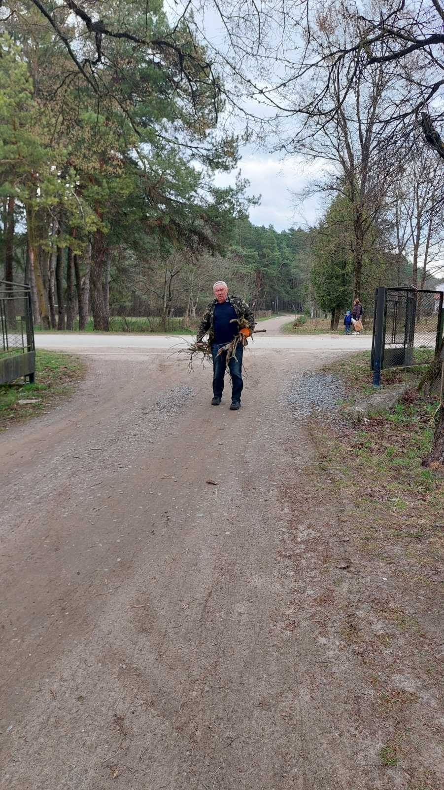 На зображенні може бути: скутер, трава та дорога