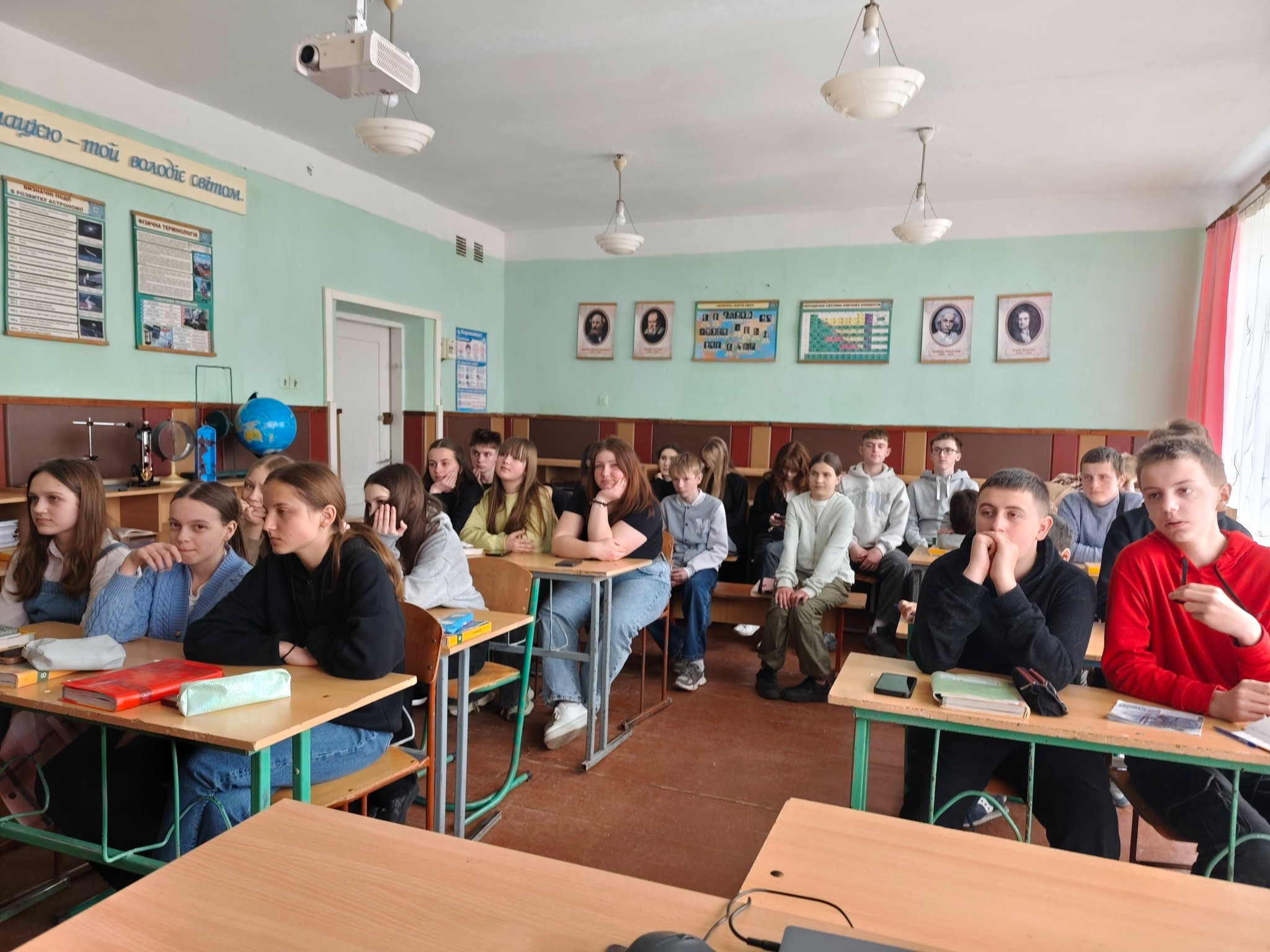 На зображенні може бути: одна або кілька осіб, люди навчаються та текст