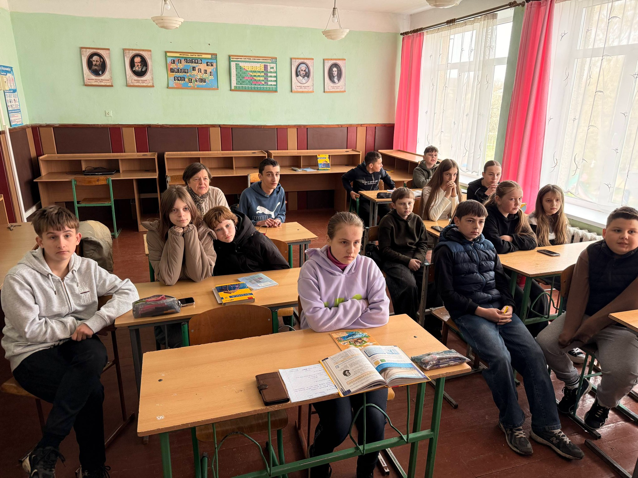 На зображенні може бути: одна або кілька осіб, люди навчаються та текст