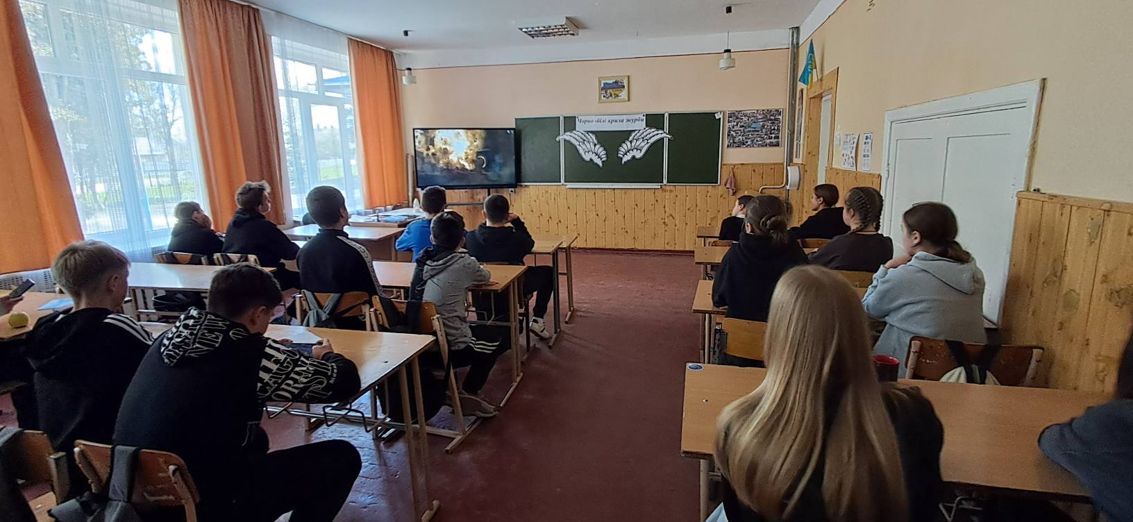 На зображенні може бути: навчання, стіл та текст