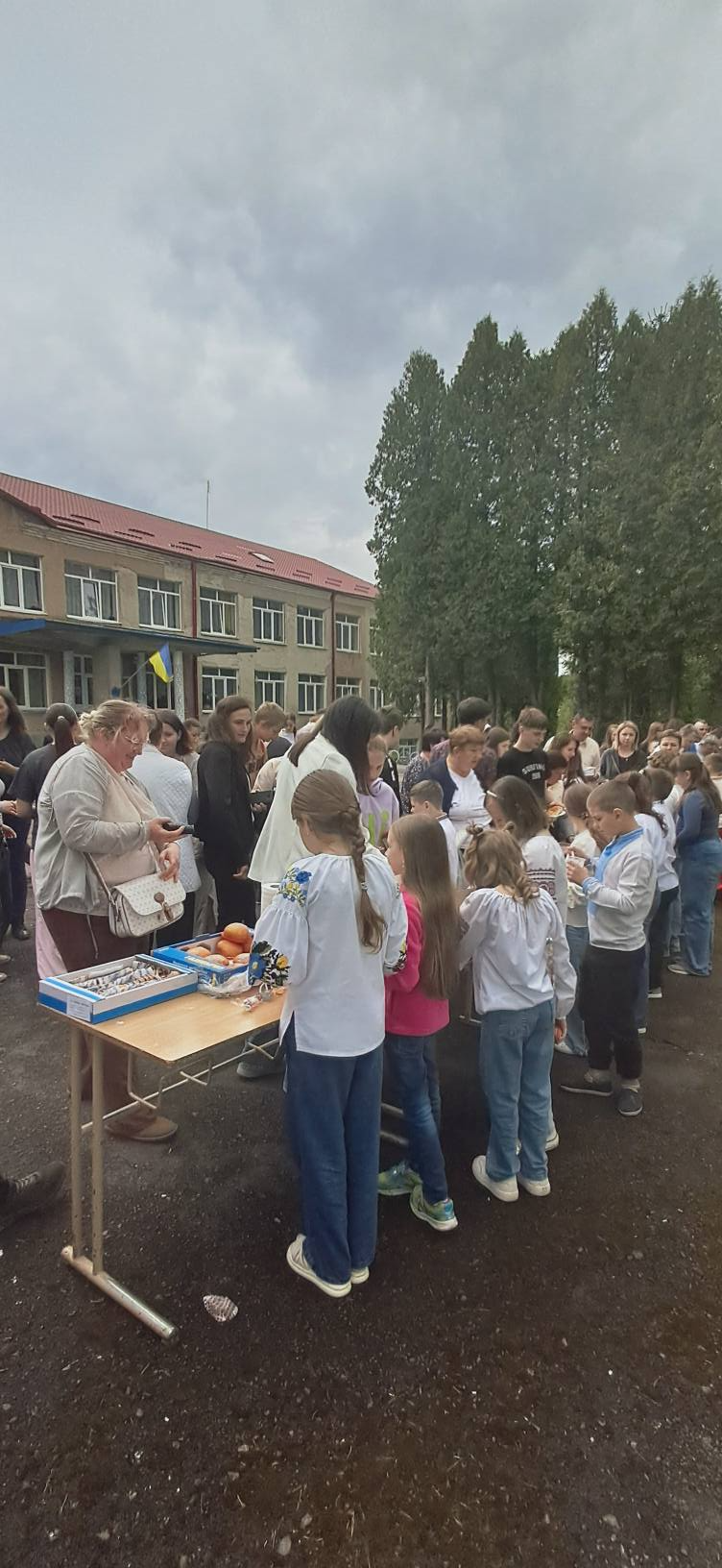 На зображенні може бути: натовп
