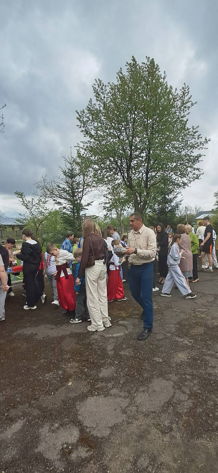 На зображенні може бути: натовп та дерево