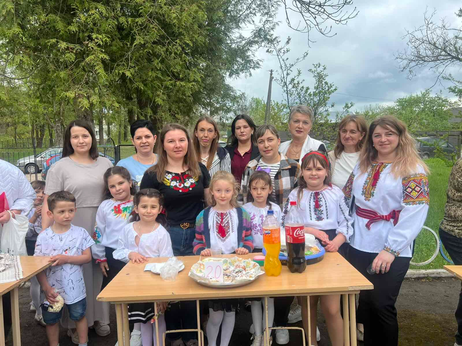 На зображенні може бути: дірндль та текст
