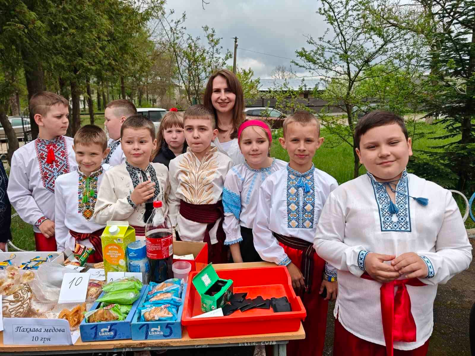 На зображенні може бути: одна або кілька осіб та текст