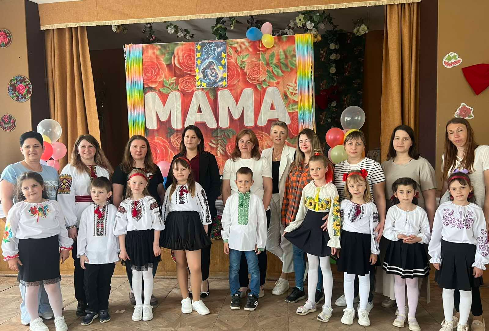 На зображенні може бути: дитина та текст «ΜΑΜA 704 等»