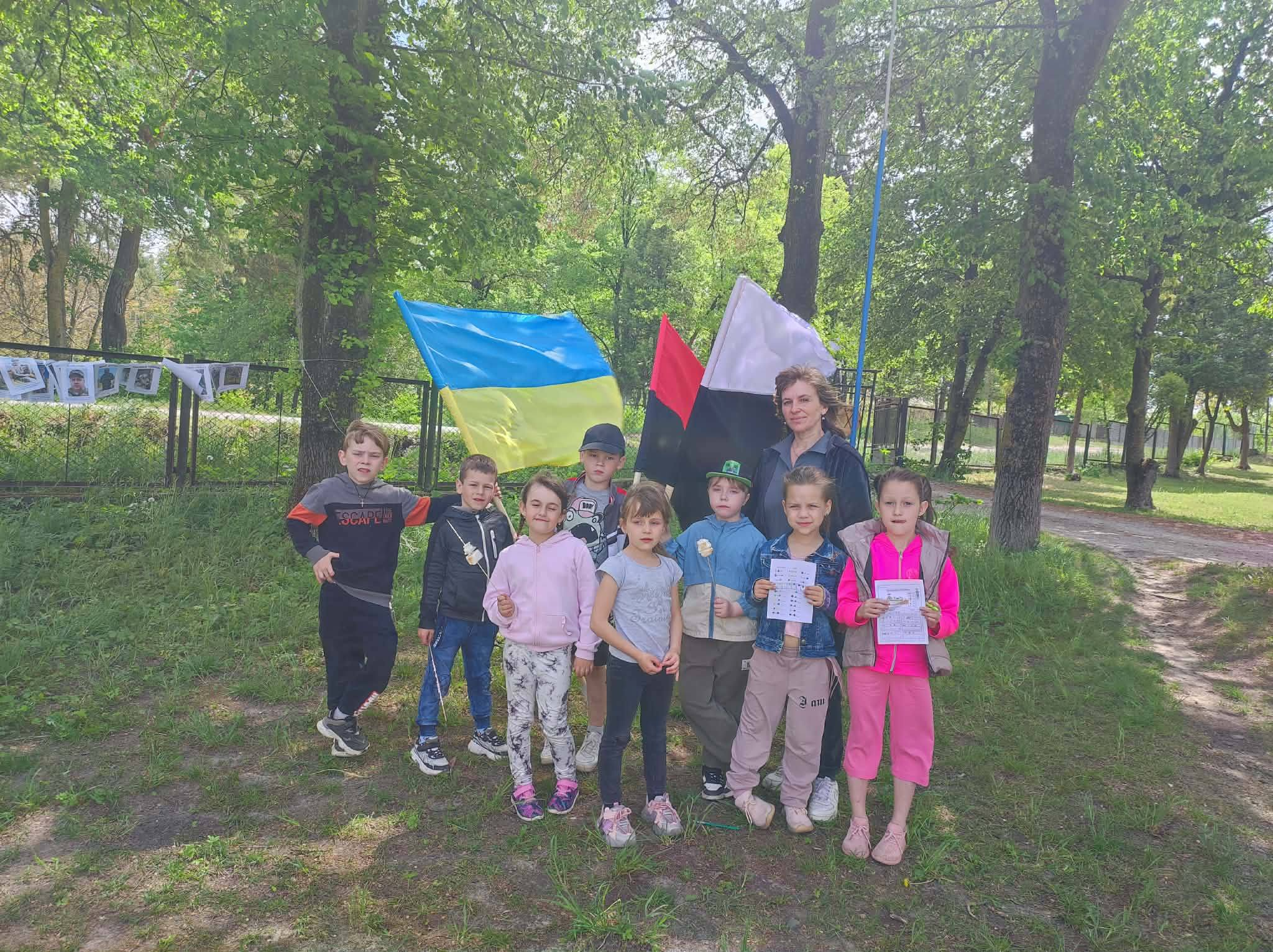 На зображенні може бути: дитина та усмішка