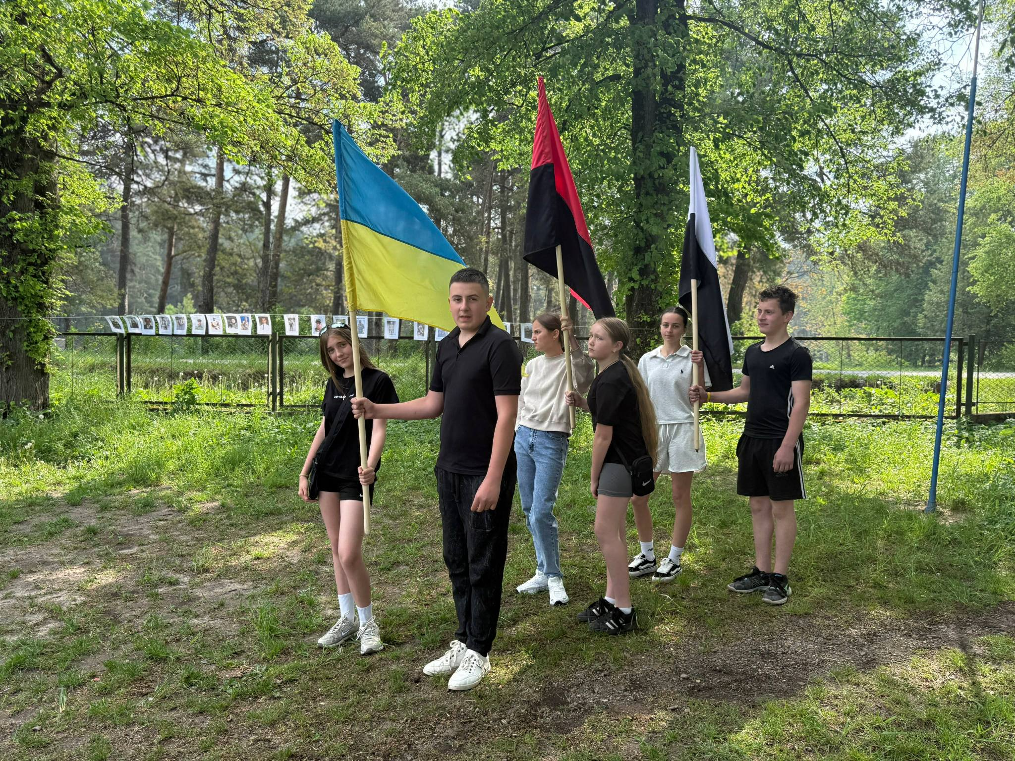 На зображенні може бути: одна або кілька осіб та текст