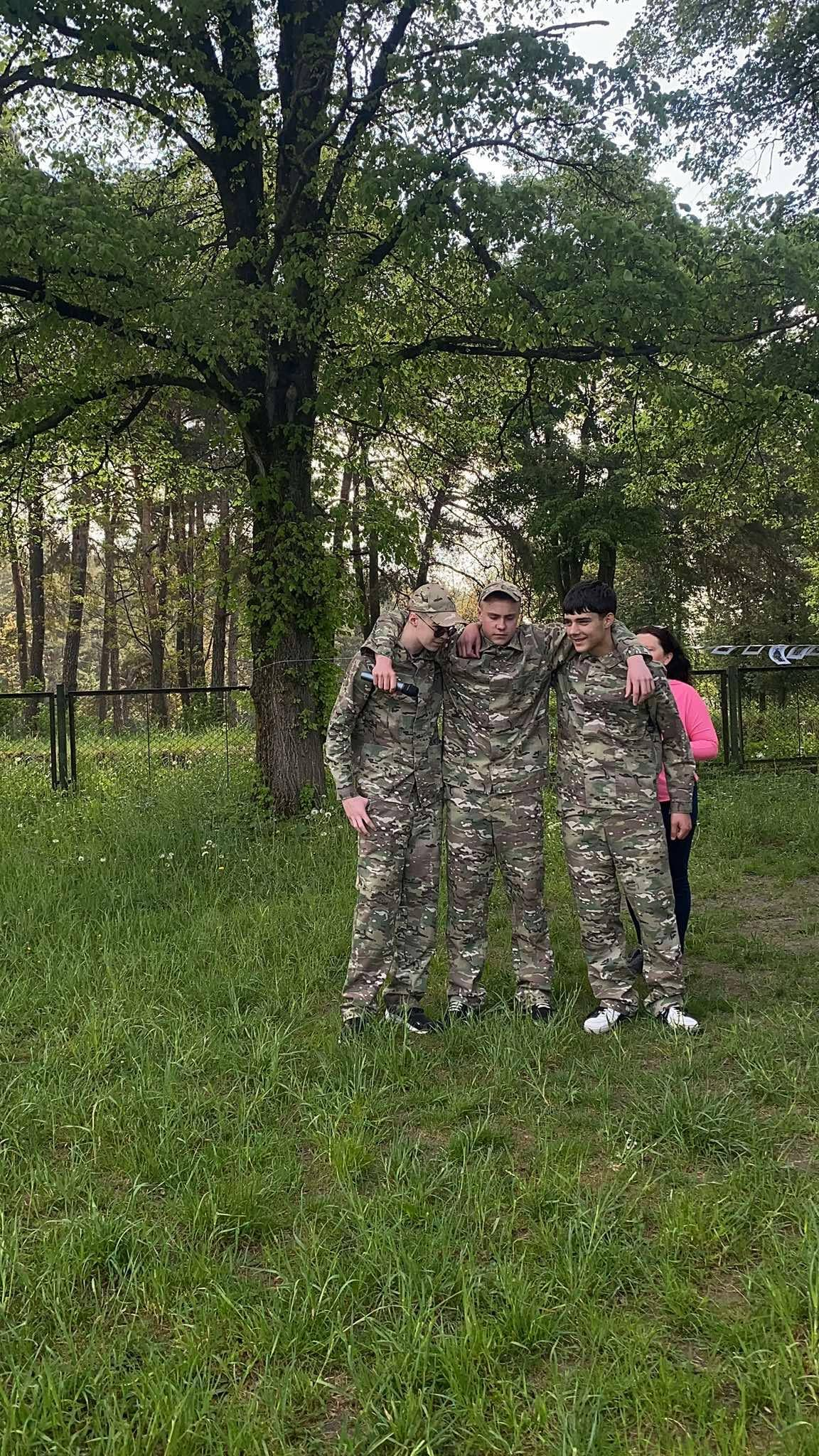 На зображенні може бути: трава та дерево