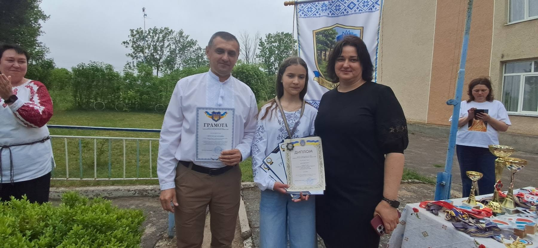 На зображенні може бути: усмішка та текст