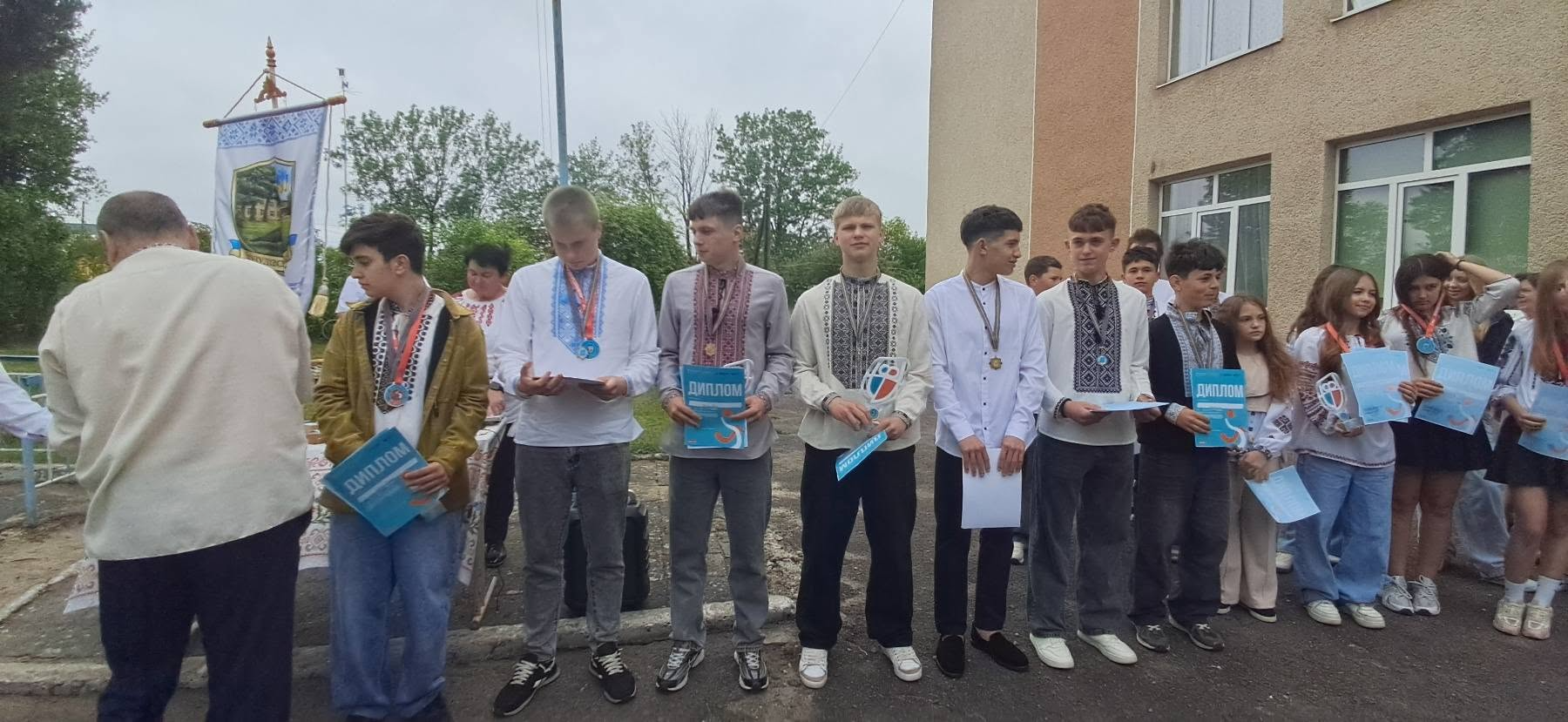 На зображенні може бути: текст «ДипЛом ДИПЛОМ ДИПОМ CHI»