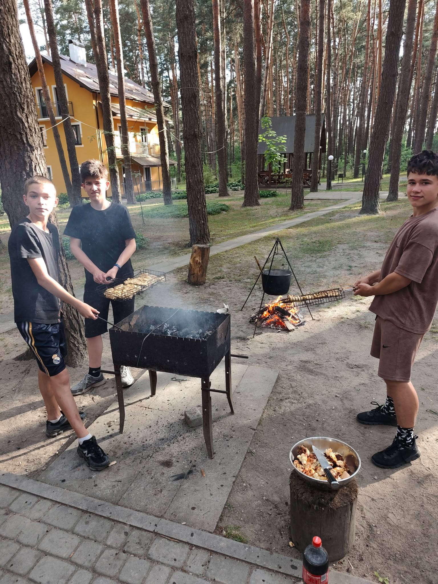 На зображенні може бути: кемпінг та вогонь
