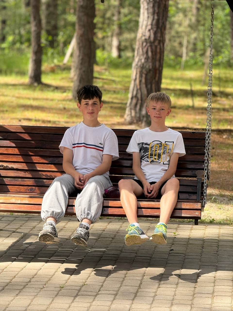 На зображенні може бути: усмішка та трава