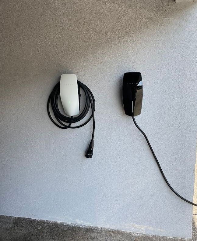 Wallconnector black or white