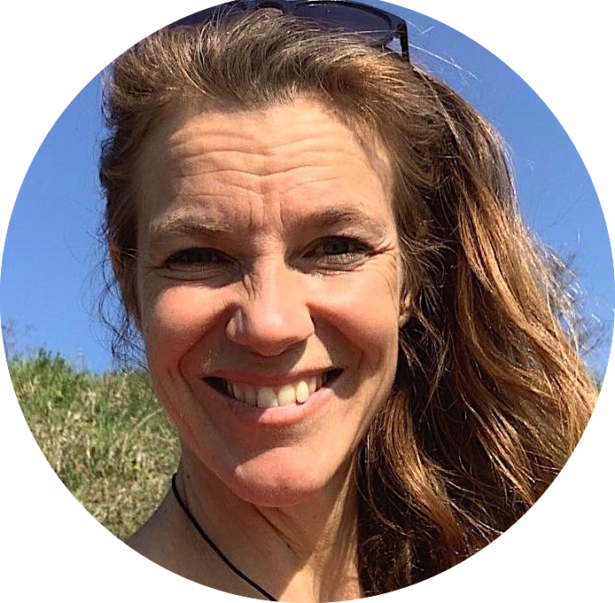 Organic dances (on the deck and in the water) to meet the Dolphins