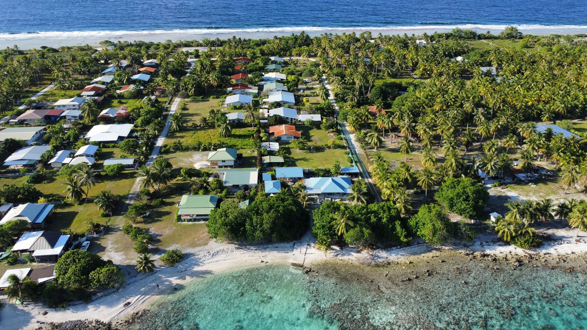 vue du ciel. la pension est en bleu devant le lagon