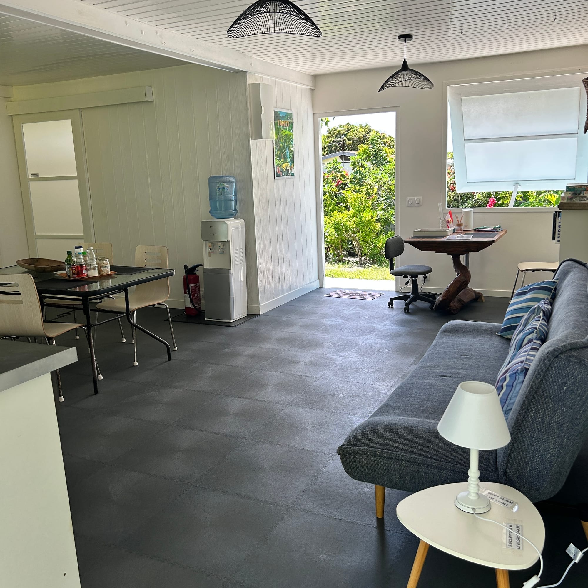 salon, bureau et cuisine