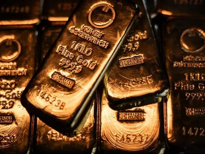 قفزة تاريخية للذهب فوق 4500 دولار وسط مخاوف الركود العالمي