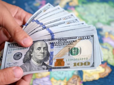 الدولار الأمريكي يتماسك قرب مستويات مرتفعة وسط ترقب بيانات التضخم