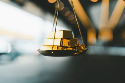 الذهب يحافظ على استقراره مع تزايد التوقعات بخفض الفائدة الأميركية