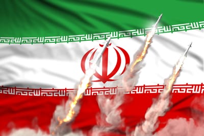 إيران تعلن استهداف قواعد أمريكية في البحرين والكويت وتصاعد التوترات يراقبه المستثمرون